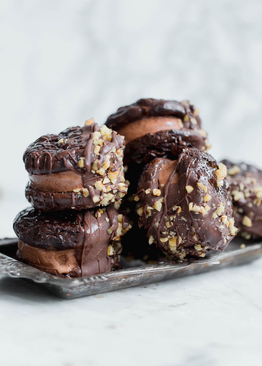 Gluten free AND dairy free Chocolate Brownie Ice Cream Sandwich Cookies! Zomgggg guys these things are unreal. 